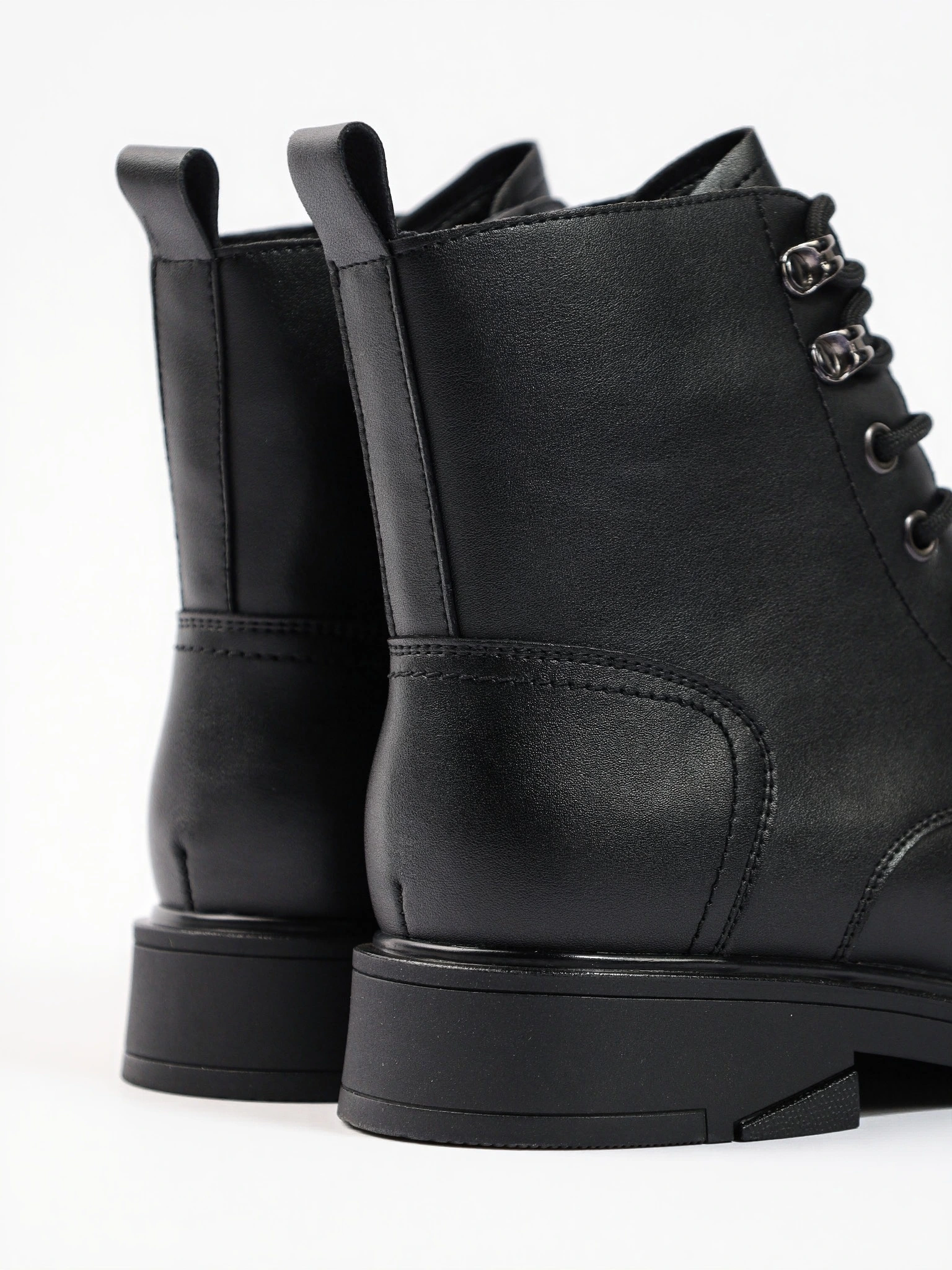 Ботинки-дерби черного цвета из натуральной кожи